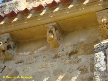 Anzy-le-Duc - détail sculpture sous toiture