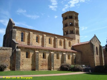 Anzy-le-Duc - Eglise du prieuré au soleil (© McB)