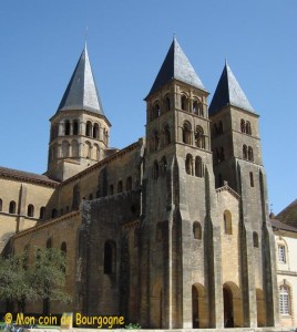 Paray le Monial - façade de la basilique