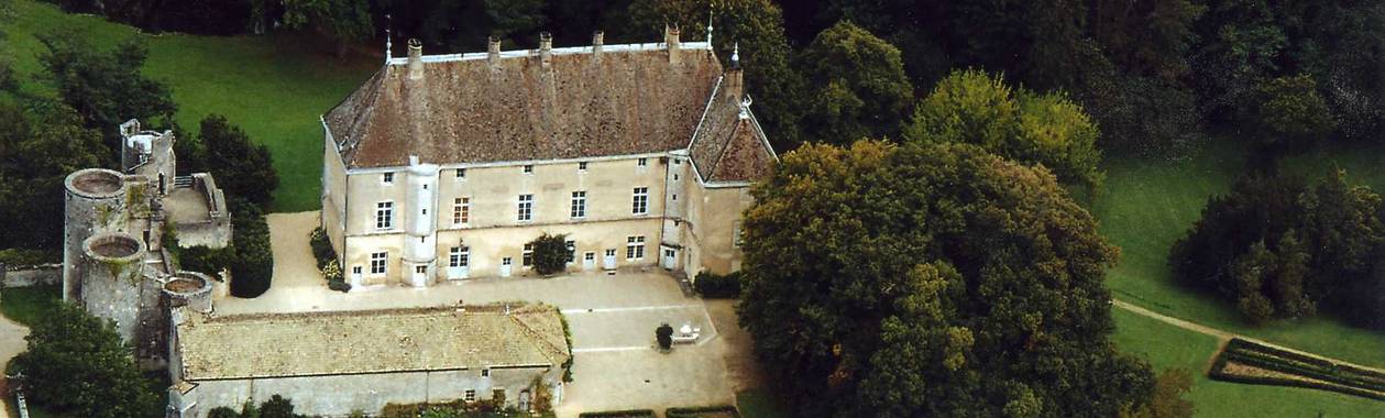 Vue aérienne du château de Germolles