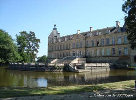 Vue sur château de Sully