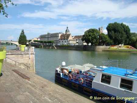 Chalon - péniche sur la Saône