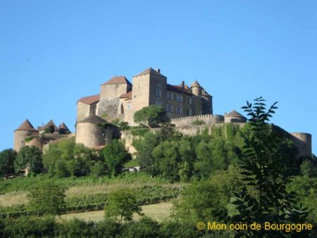 Vue d'ensemble sur le château de Berzé-le-Châtel