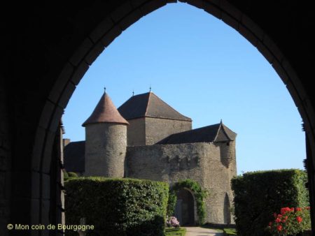 Vue depuis le porche - château de Berzé