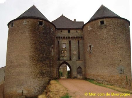 Entrée du château de Berzé