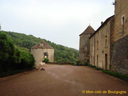 Cour intérieure - château de Berzé