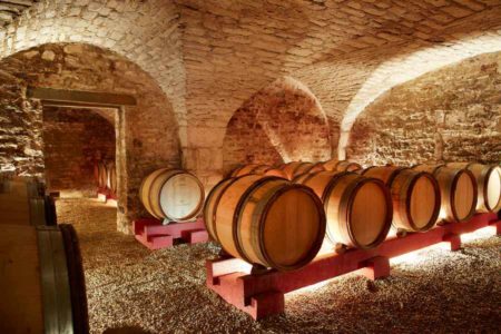 Cave d'élevage des vins au château de Chamirey