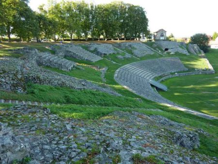 Vestiges du théâtre romain à Autun