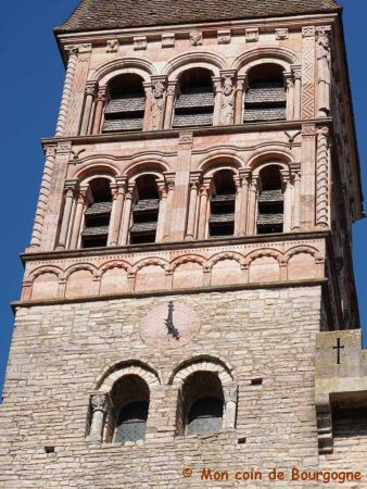 Tournus - Zoom sur clocher de l'abbaye