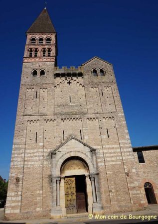 Tournus - Façade de l'abbatiale