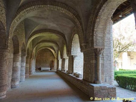 Cloître de l'abbaye de Tournus