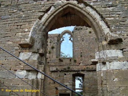 Porte et baie dans les ruines du château à Brancion