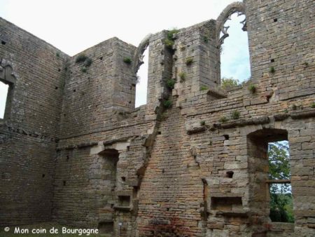 Ruines du château de Brancion