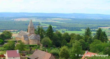 Vue sur l'église de Brancion