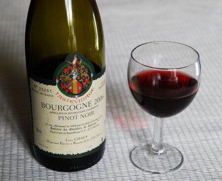 Bouteille et verre Pinot noir