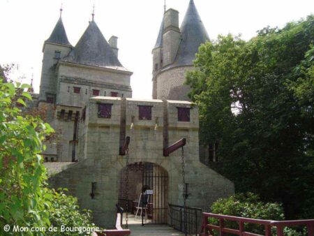 La Rochepot - entrée du château