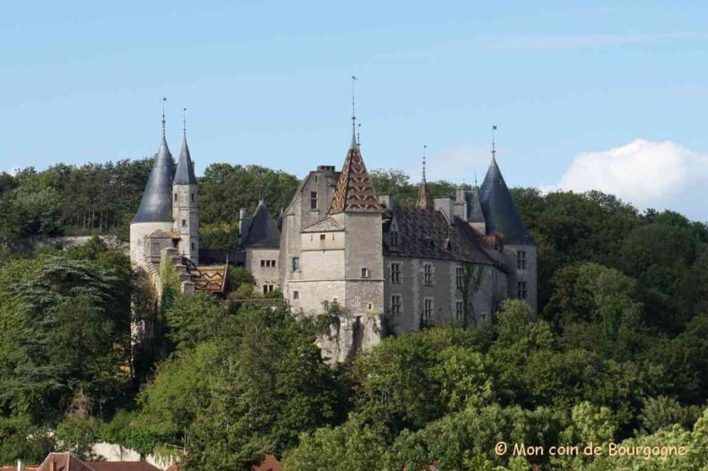 La Rochepot - vue d'ensemble du château