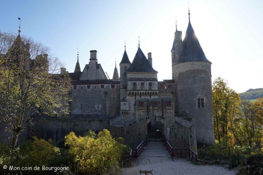 La Rochepot - Façade et pont-levis